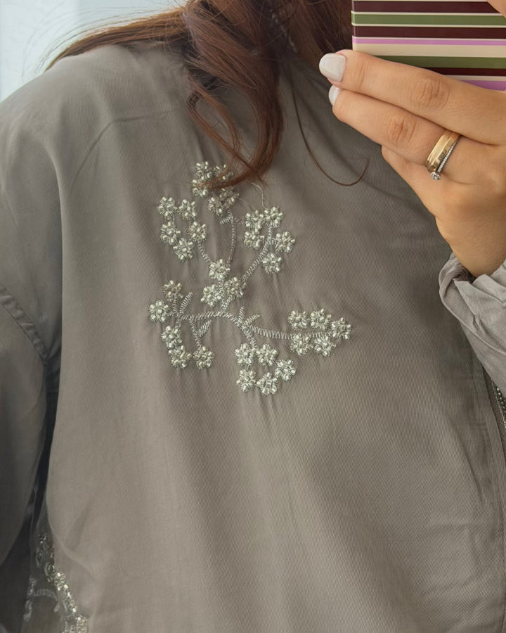 Graue Bomber-Jacke mit Blumenstickerei