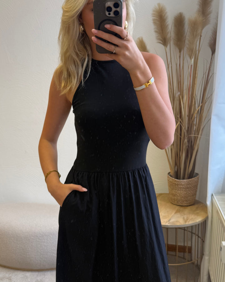Maxikleid Schwarz – Racerback mit weitem Rock