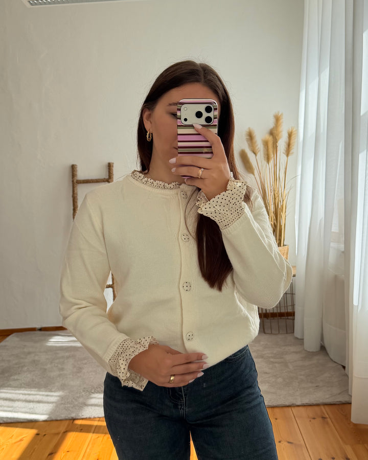 Strickjacke mit Punkte-Rüschen