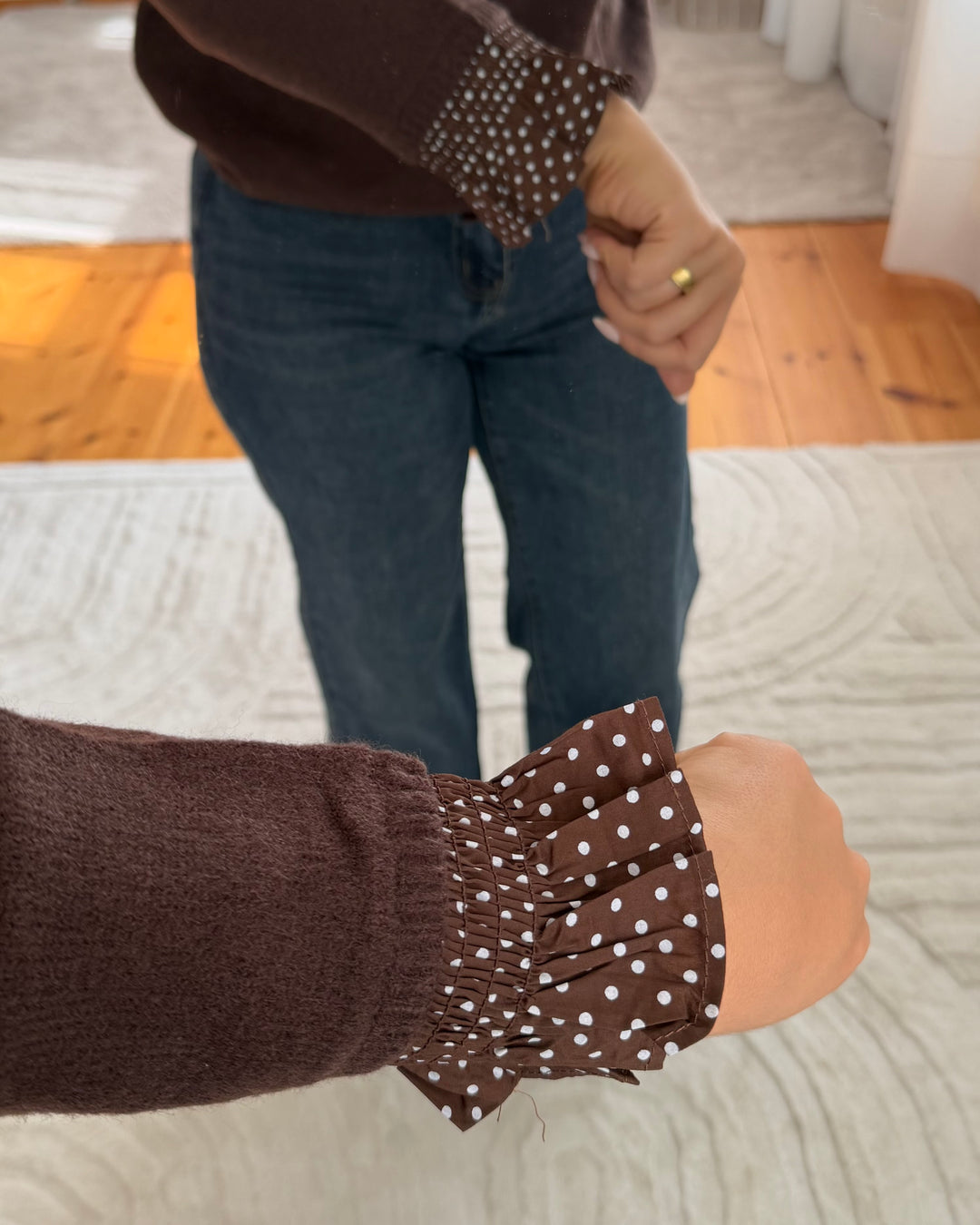 Strickjacke mit Punkte-Rüschen
