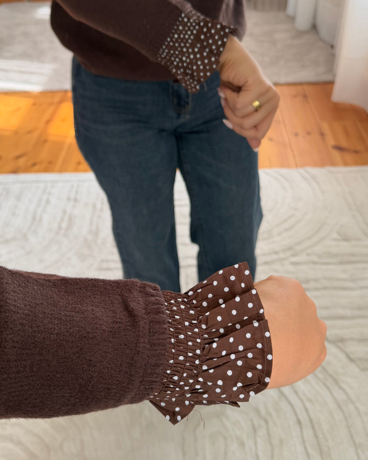 Strickjacke mit Punkte-Rüschen