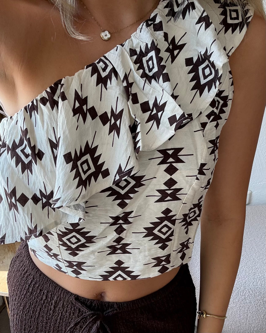 One-Shoulder Rüschentop Aztec-Print