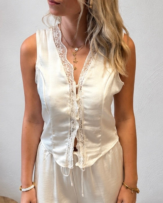 Cremefarbenes Satin-Top mit Spitzenbesatz