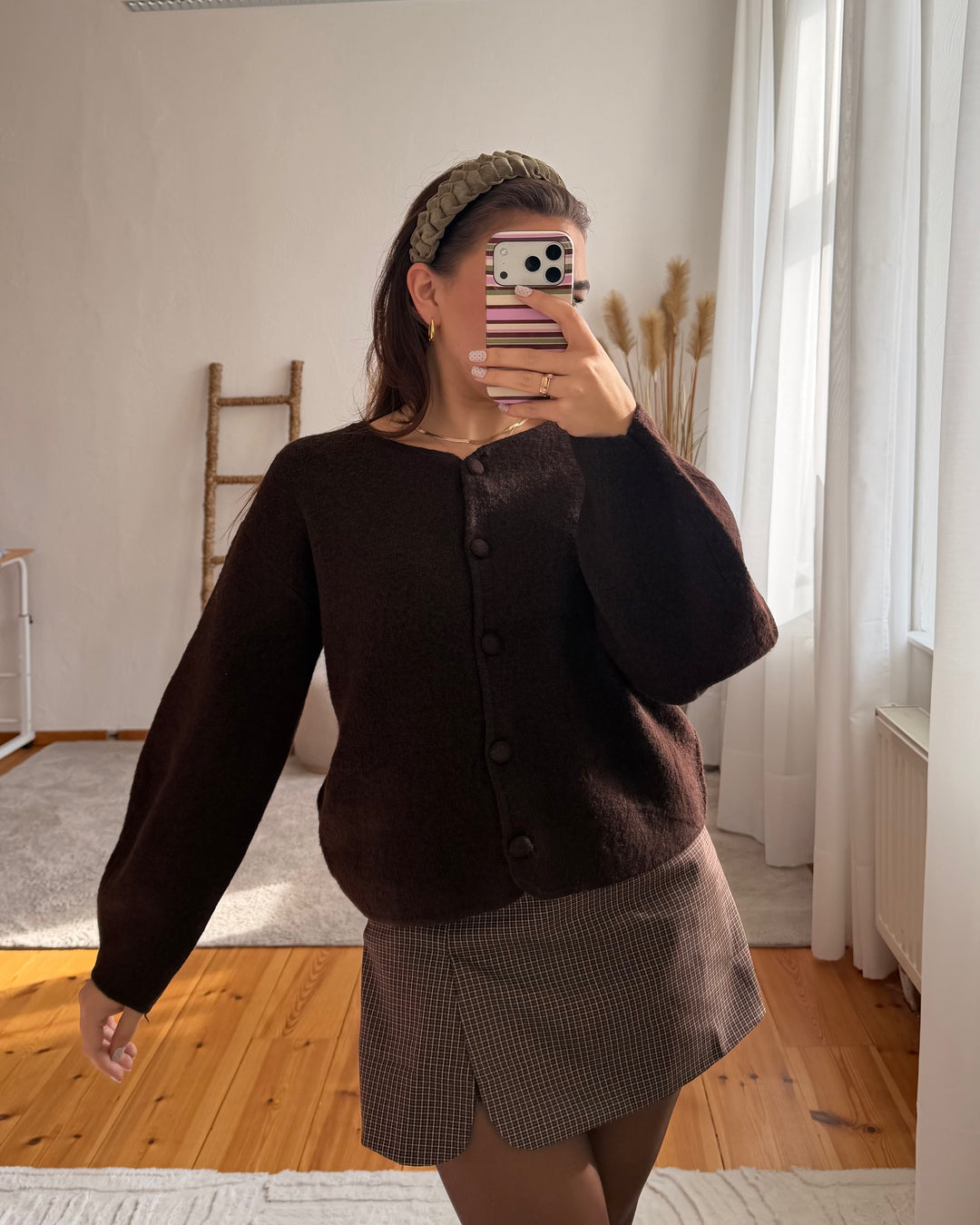 Cardigan mit Stoffknöpfen in Dunkelbraun