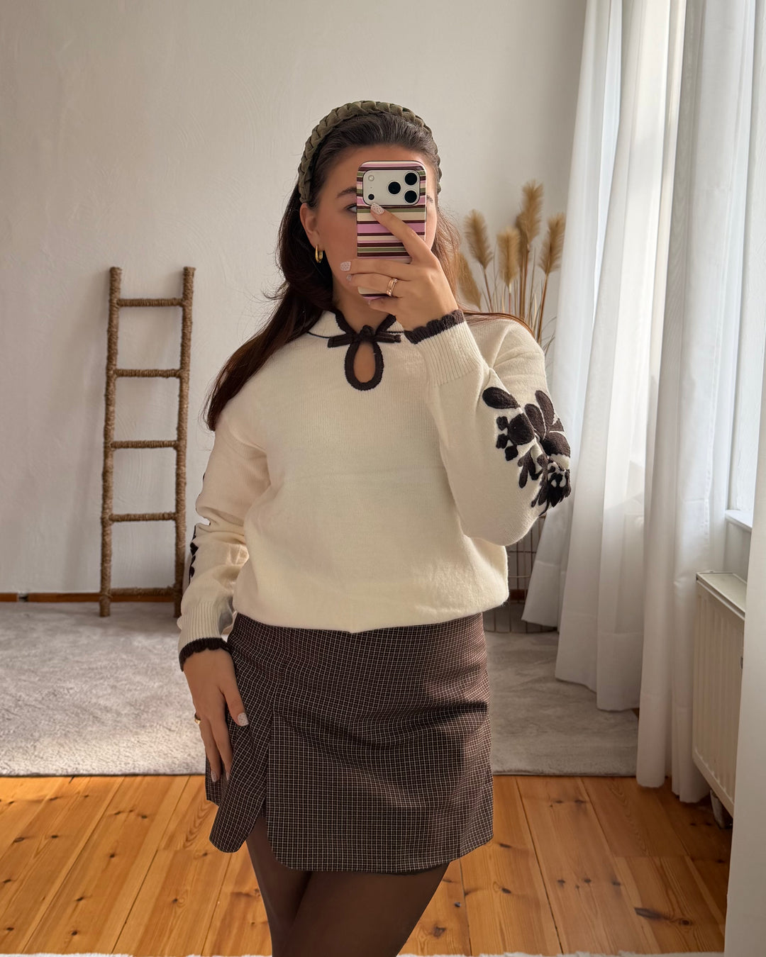 Strickpullover mit Stickerei und Schleifenverschluss