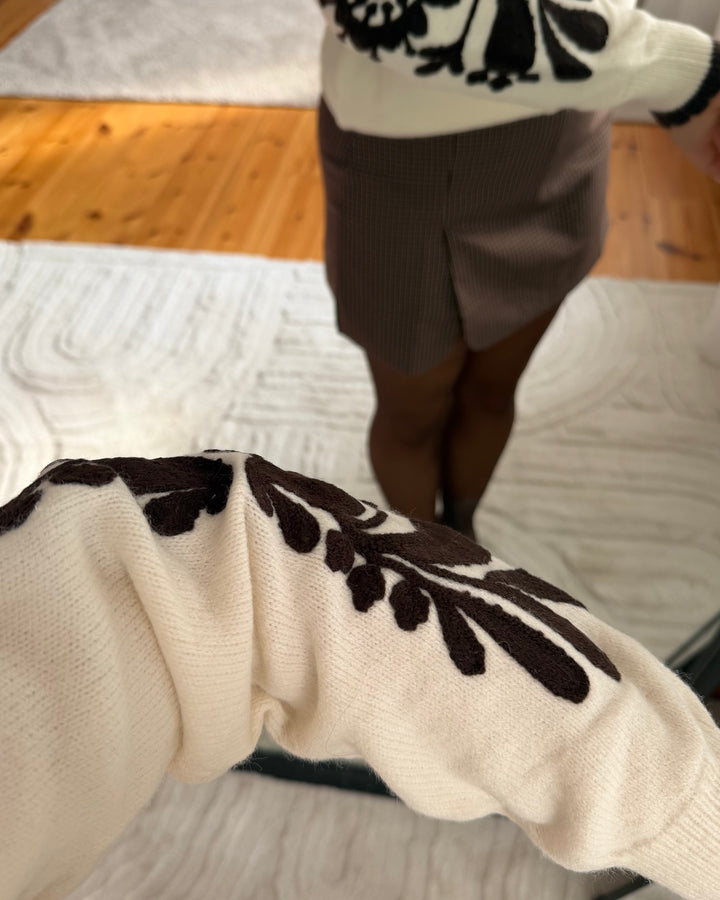 Strickpullover mit Stickerei und Schleifenverschluss