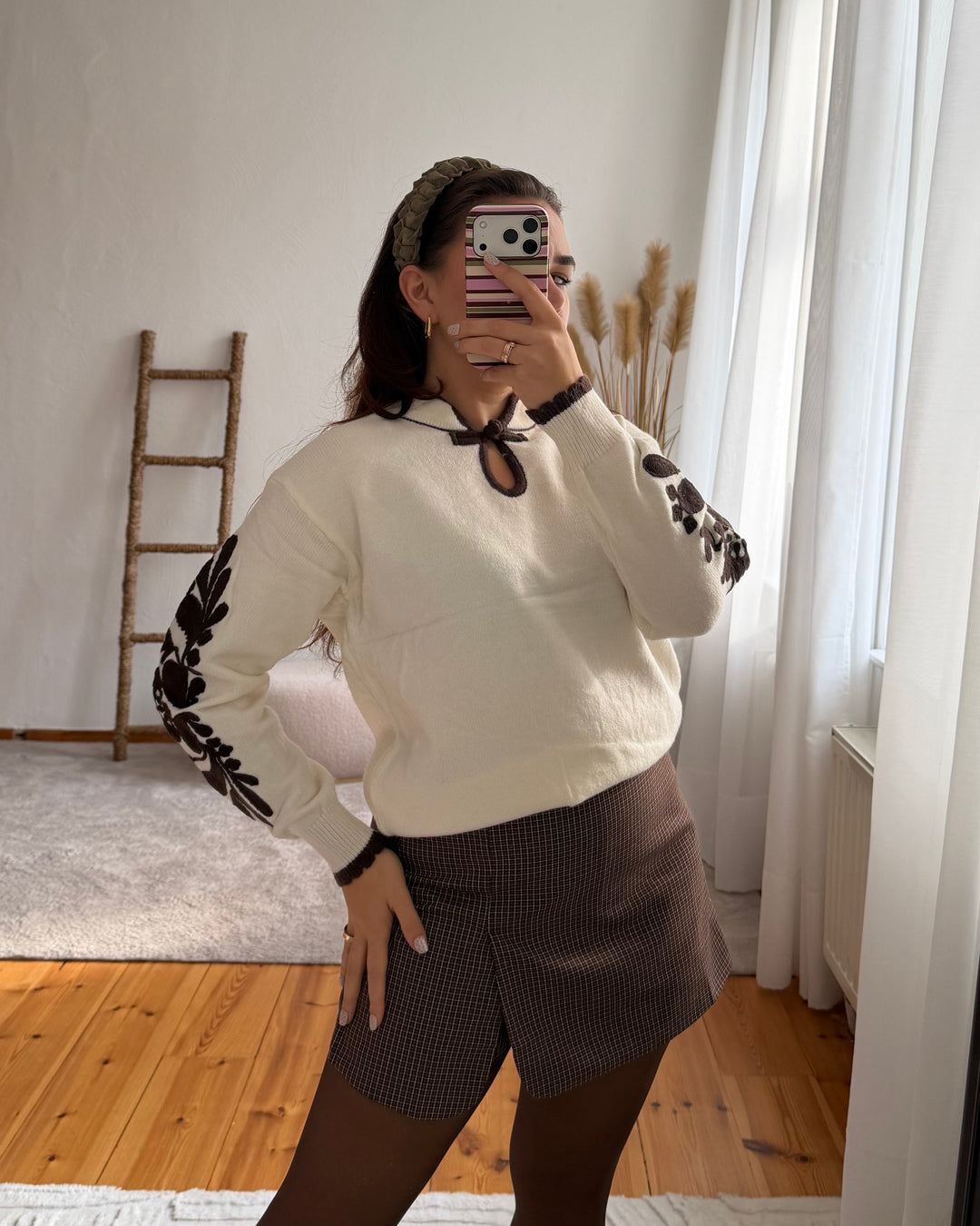 Strickpullover mit Stickerei und Schleifenverschluss