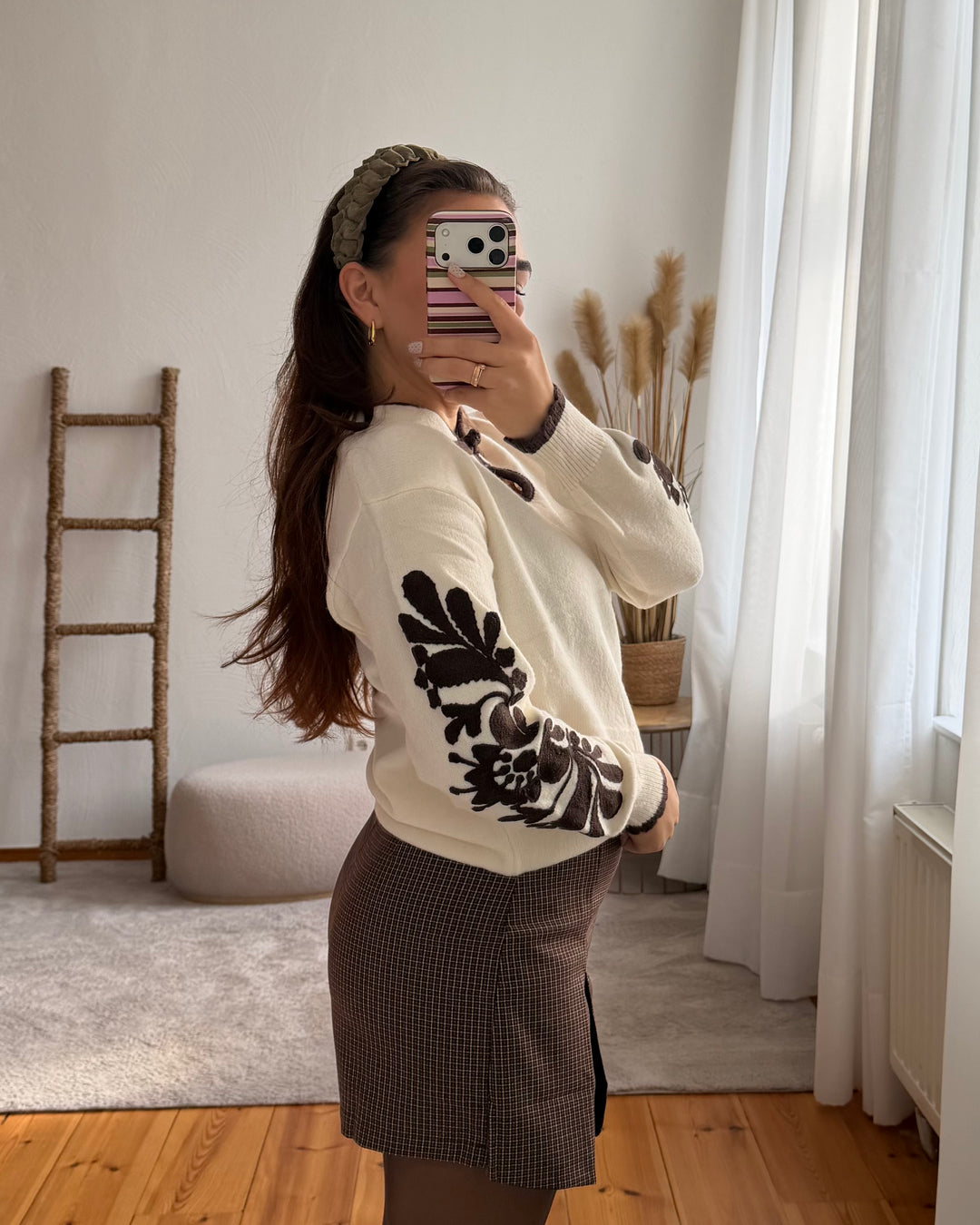 Strickpullover mit Stickerei und Schleifenverschluss
