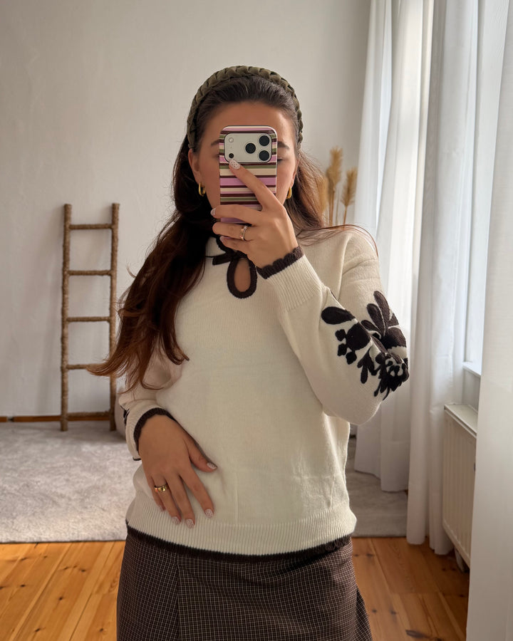 Strickpullover mit Stickerei und Schleifenverschluss