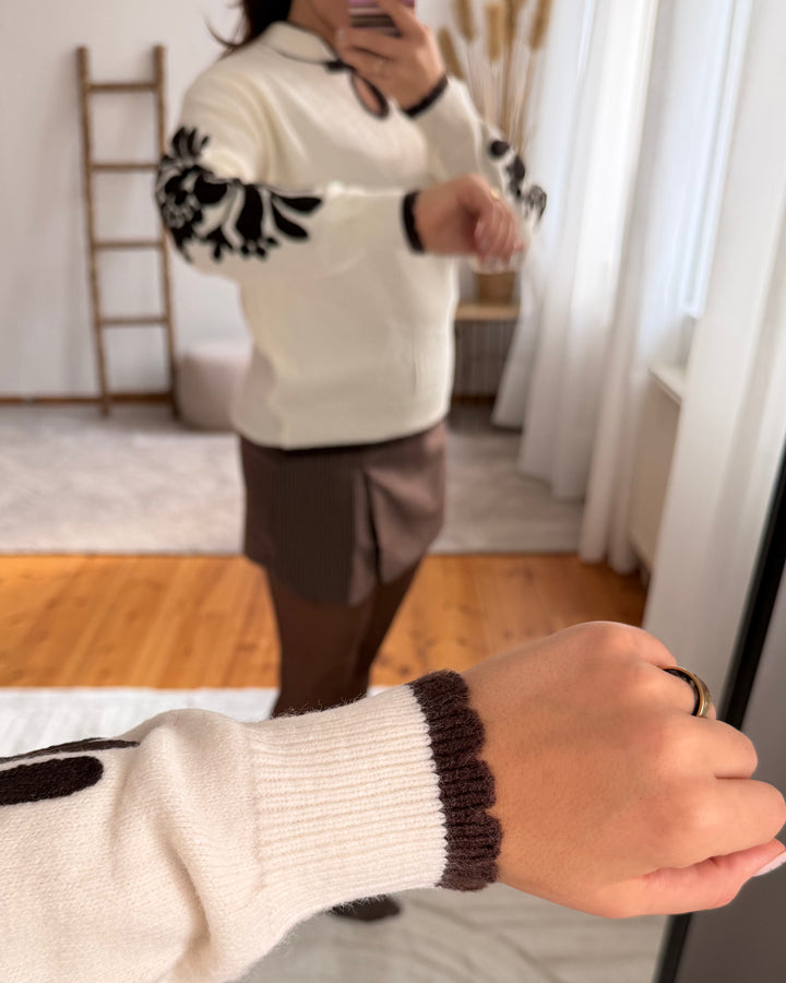 Strickpullover mit Stickerei und Schleifenverschluss