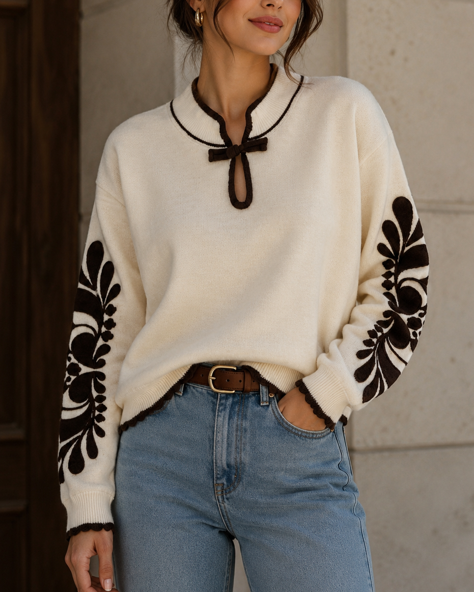 Strickpullover mit Stickerei und Schleifenverschluss