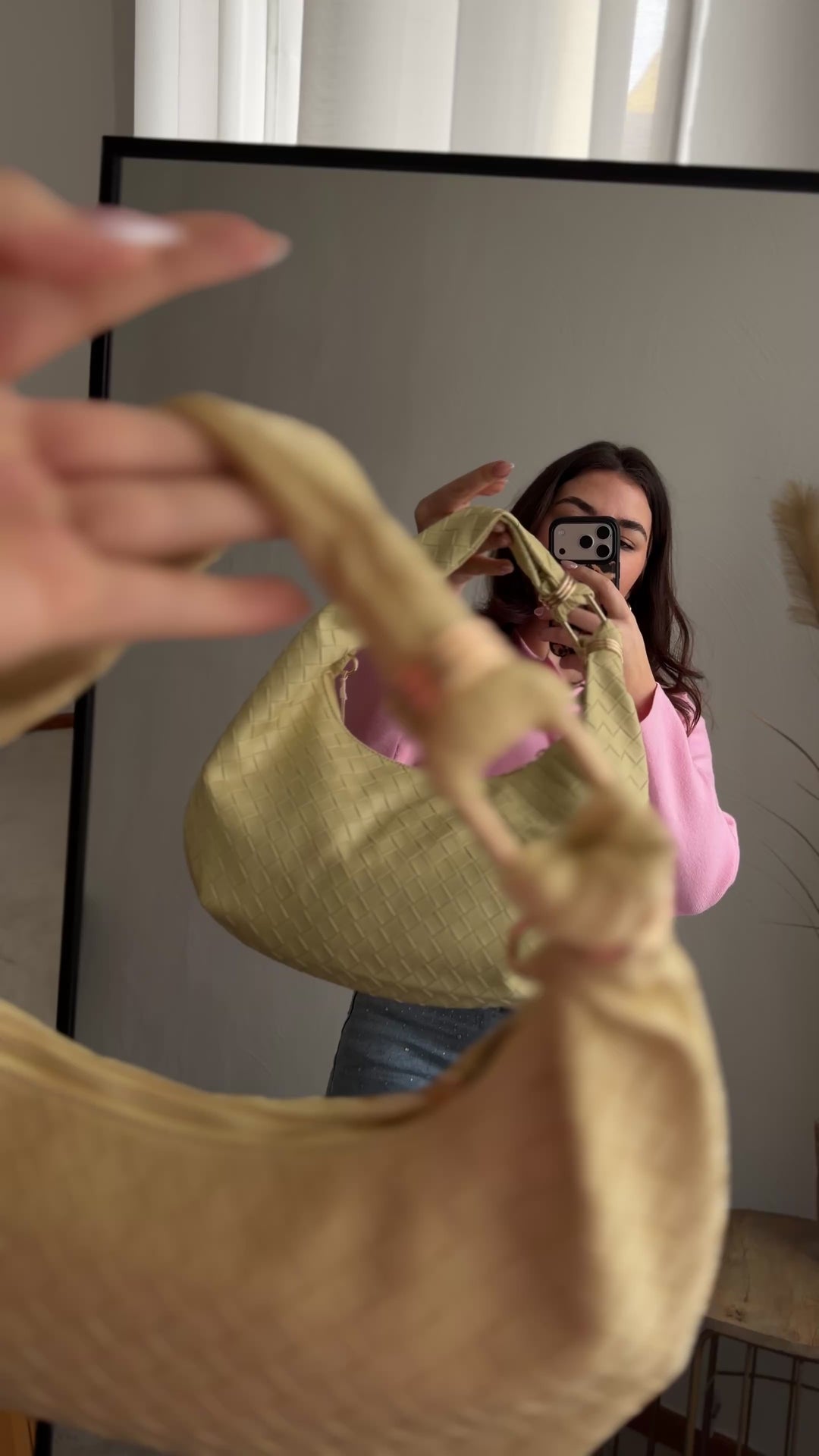 Tasche im geflochtenem Design mit goldenen Details
